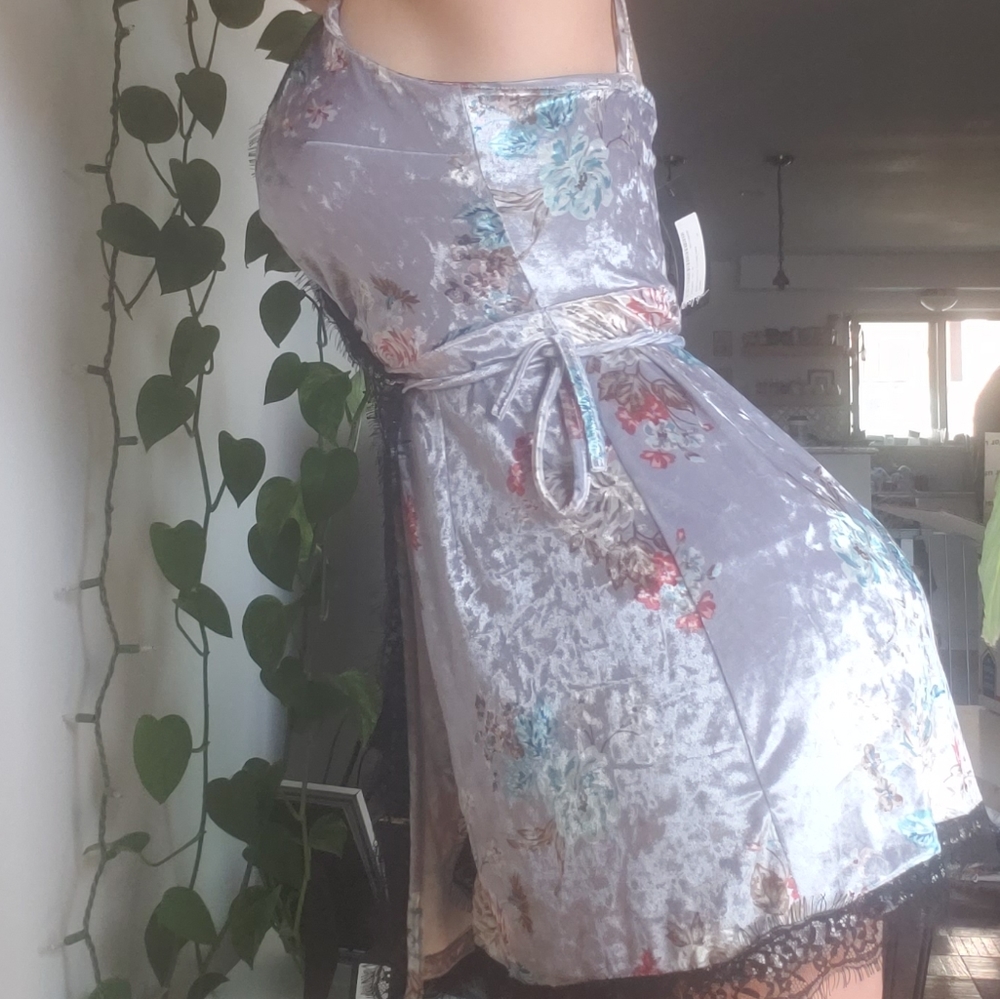 Lace and Velvet Wrap dress - Picture 3 of 8